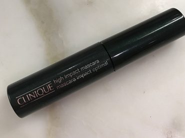 Dual Ended High Impact Mascara in Black & Lash Building Primer – hinter diesem langen Namen hat sich eine neue Wimperntusche von Clinique versteckt – das ist eine traditionelle, schwarze Mascara mit der zusätzlichen, weißen Bürste, die wie Primer, also eine Basis unter Tusche, wirkt. Die weiße Bürste verleiht den Wimpern Länge und Volumen. Das […]