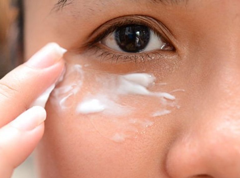 Wie pflege ich die Haut um die Augen? Eingriffe und Kosmetikprodukte für jede Frau