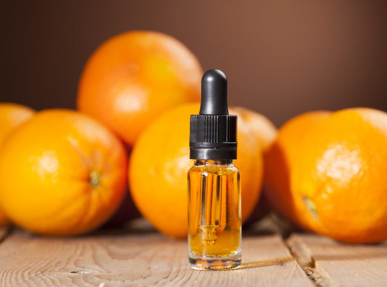 Vitamin C in der Kosmetika. Wie wirkt es? Lohnt es sich, es zu verwenden?